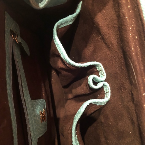 NWT Vince Signature Lt.blue/turquoise embossed Anna snakeskin handbag with strap - Picture 7 of 9